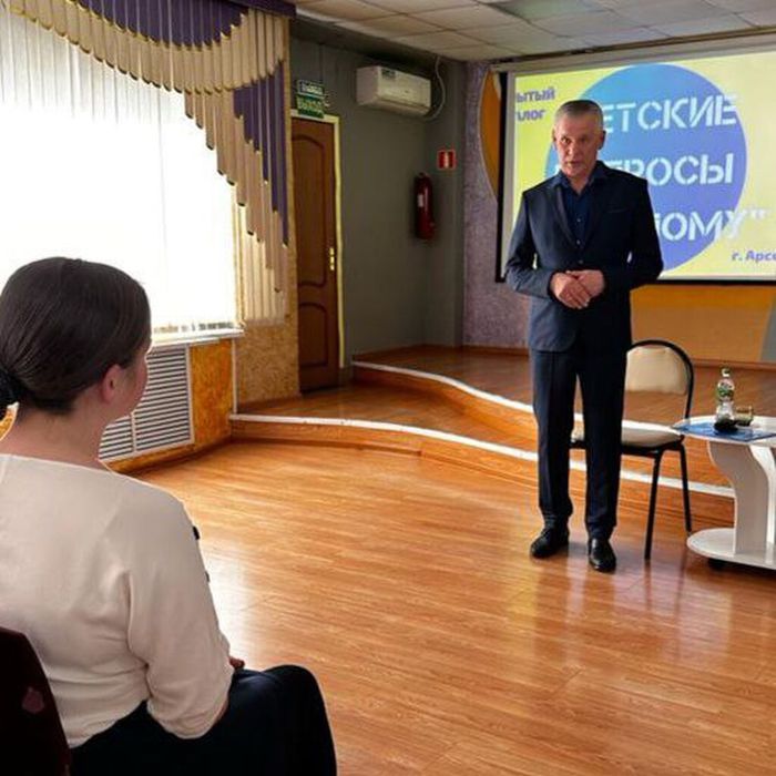 Директор колледжа Сергей Георгиевич Чернота сегодня принял участие в Открытом диалоге "Детские вопросы взрослому"